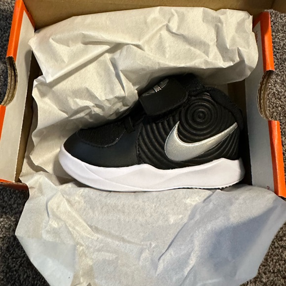 NWT Nike Team Hustle Shoes Size 7c - Picture 5 of 10